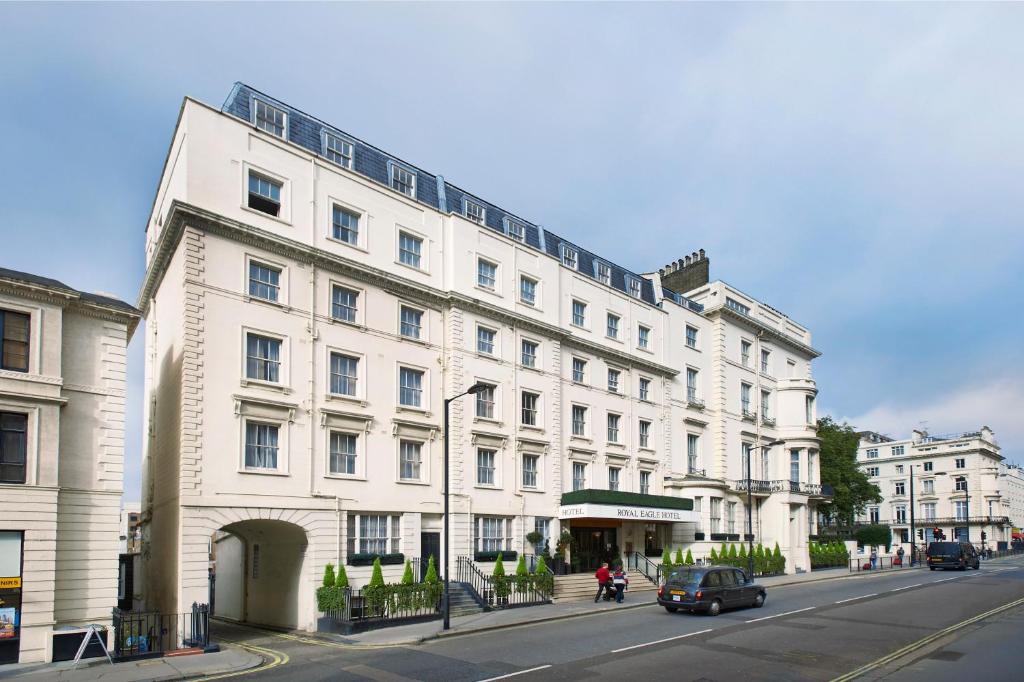 ロンドンにあるロイヤル イーグル ホテルの街の通りにある大きな白い建物