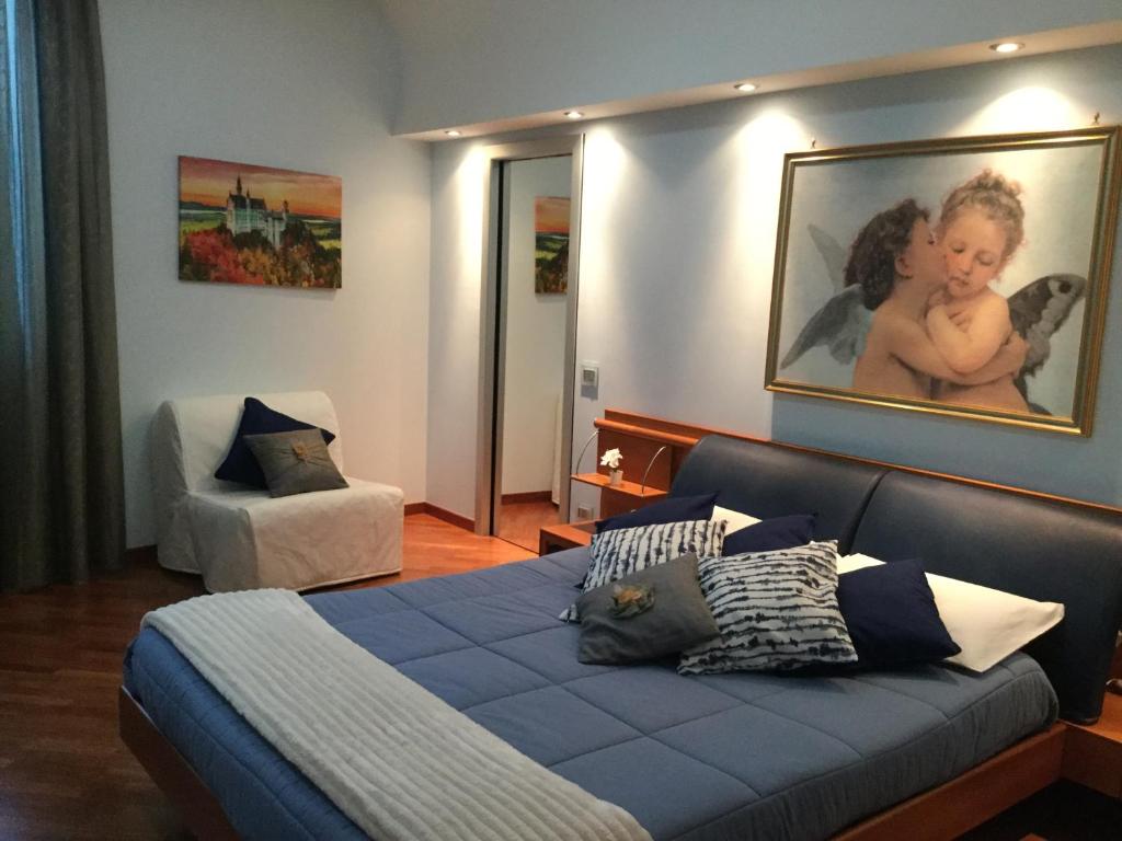 1 dormitorio con 1 cama, 1 sofá y 1 silla en B&B La Favola en Castellana Grotte