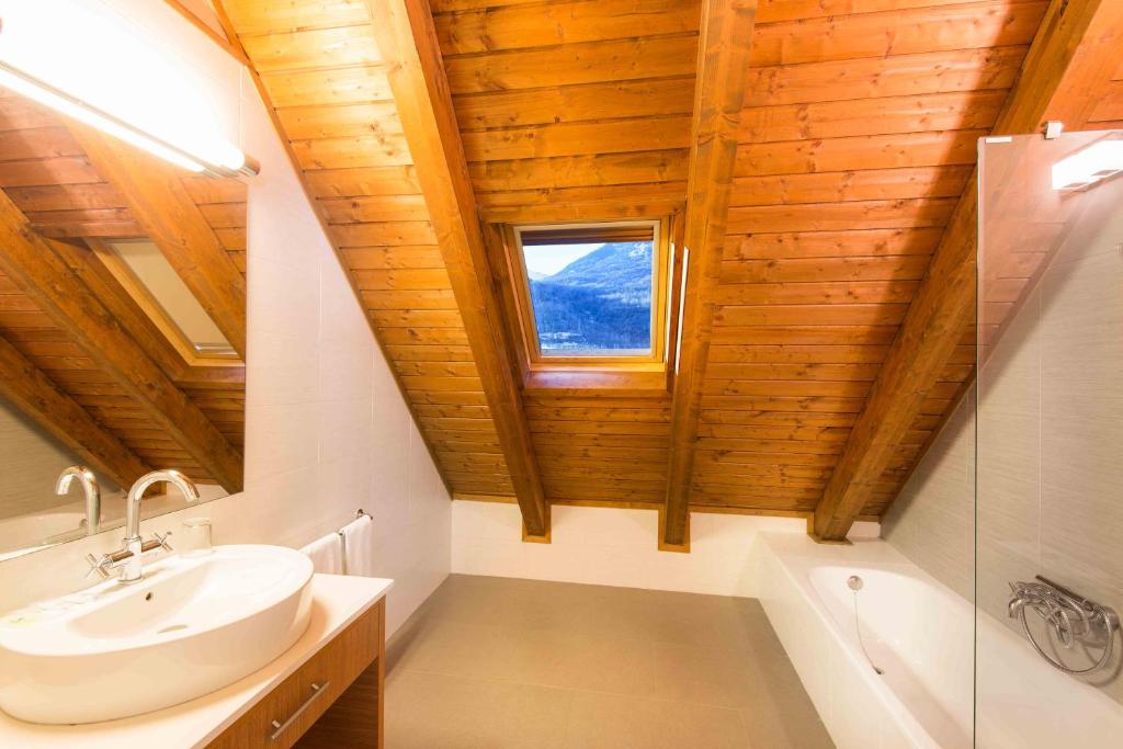 A bathroom at Apartaments Trainera