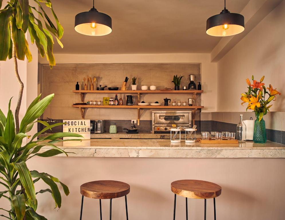 Nápoje v ubytování Minimalist Poshtel & Suites