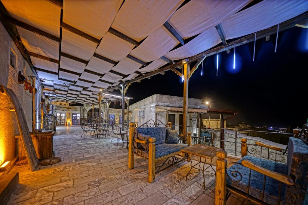 Emit Cave Hotelにあるレストランまたは飲食店