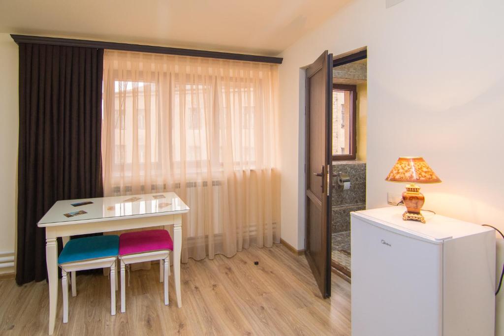 Kuchyň nebo kuchyňský kout v ubytování Tatev Hotel and Tours