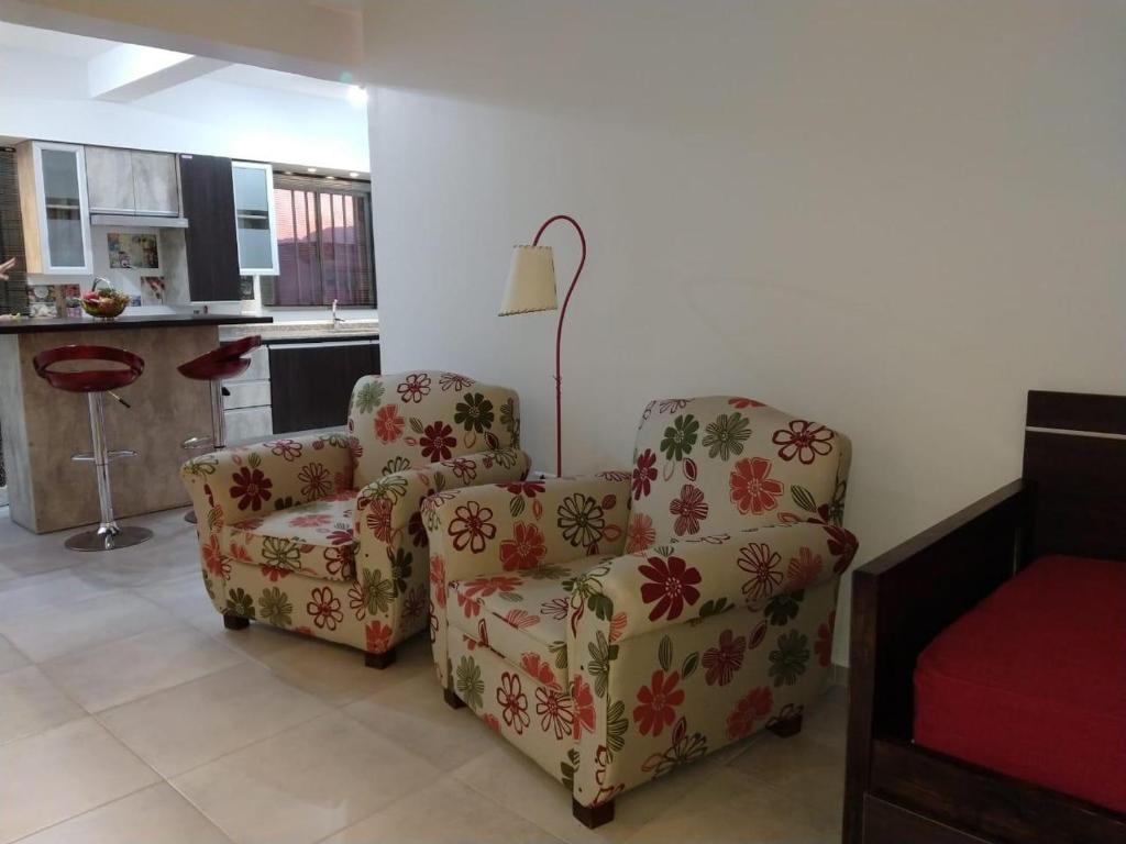 two chairs and a lamp in a living room at EN EL CORAZON DE MI BELLO SAN JUAN in San Juan