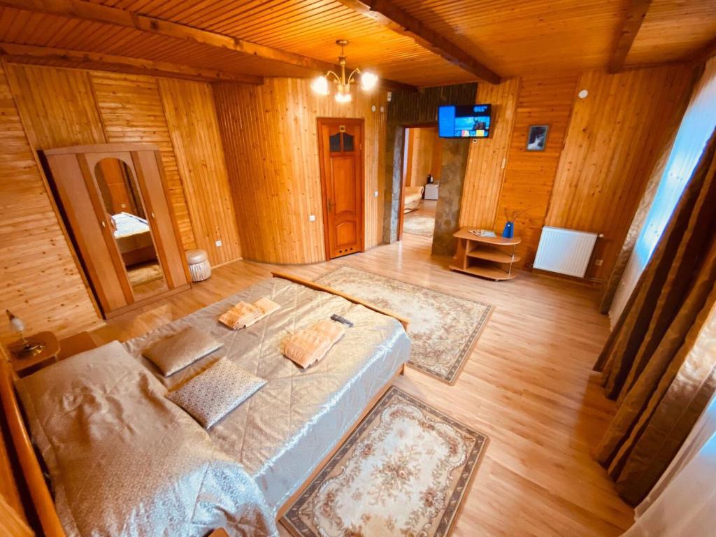 an overhead view of a bedroom with a large bed at Краса карпат in Yaremche