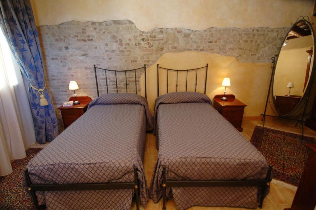 Postel nebo postele na pokoji v ubytování Castello Montegiove