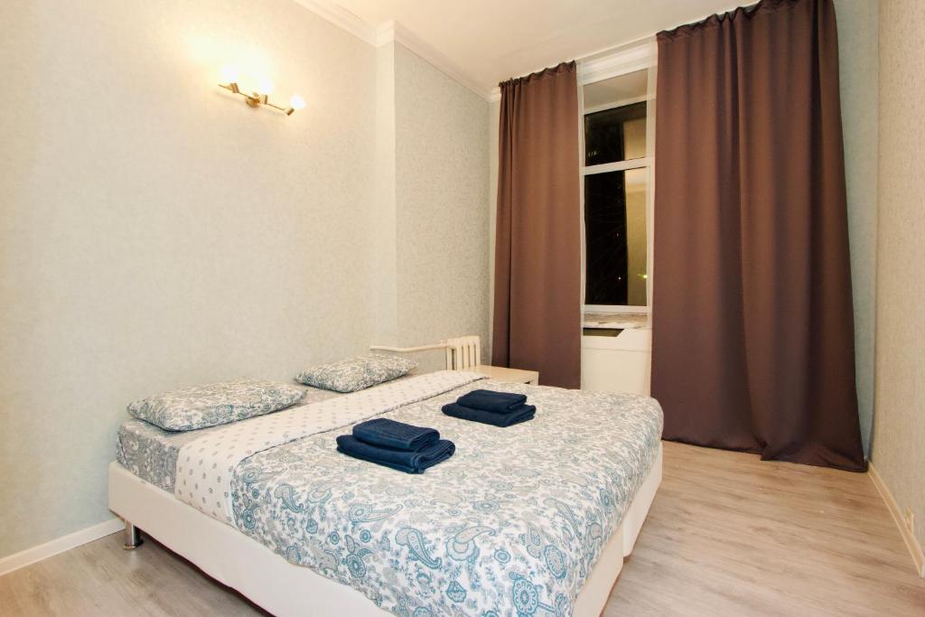 モスクワにあるKvartiraSvobodna - Apartment Tverskaya 28のベッドルーム1室(青いタオル2枚付)