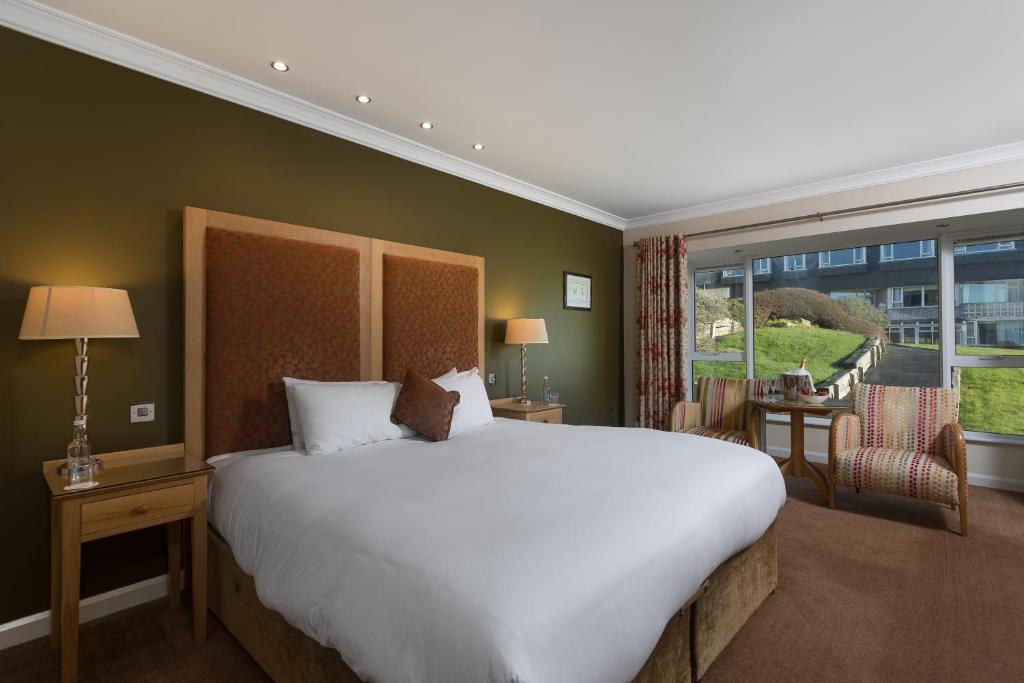 Postel nebo postele na pokoji v ubytování Connemara Coast Hotel