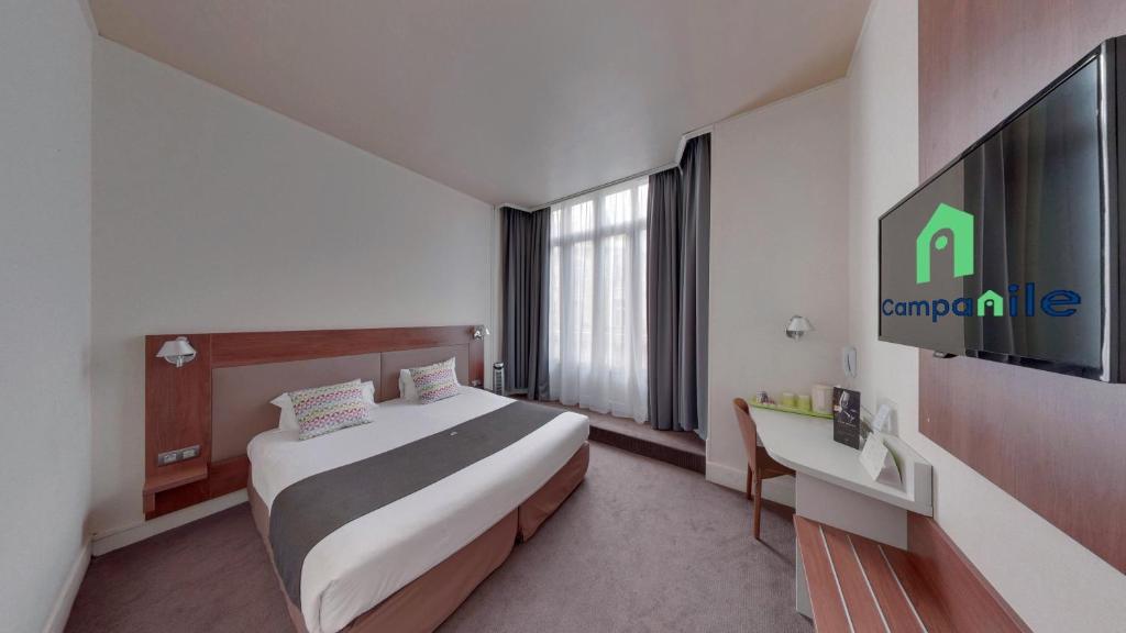 um quarto de hotel com uma cama e uma televisão em Campanile Orléans Centre Gare em Orléans