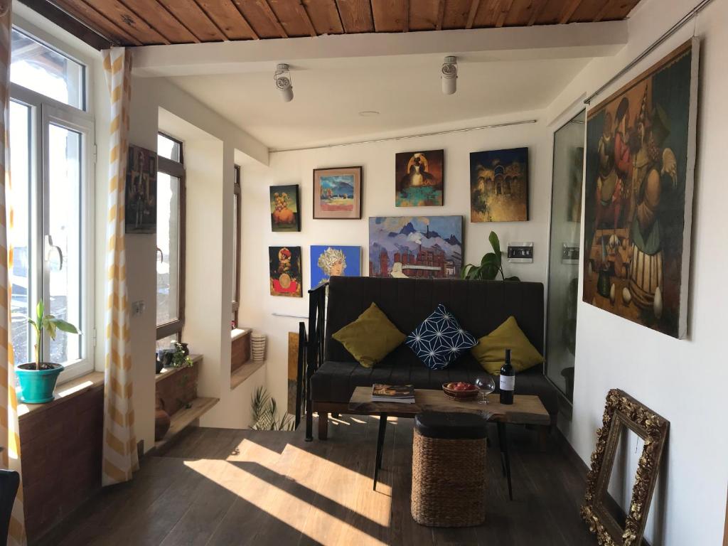 sala de estar con sofá y mesa en Gallery Guesthouse en Ereván