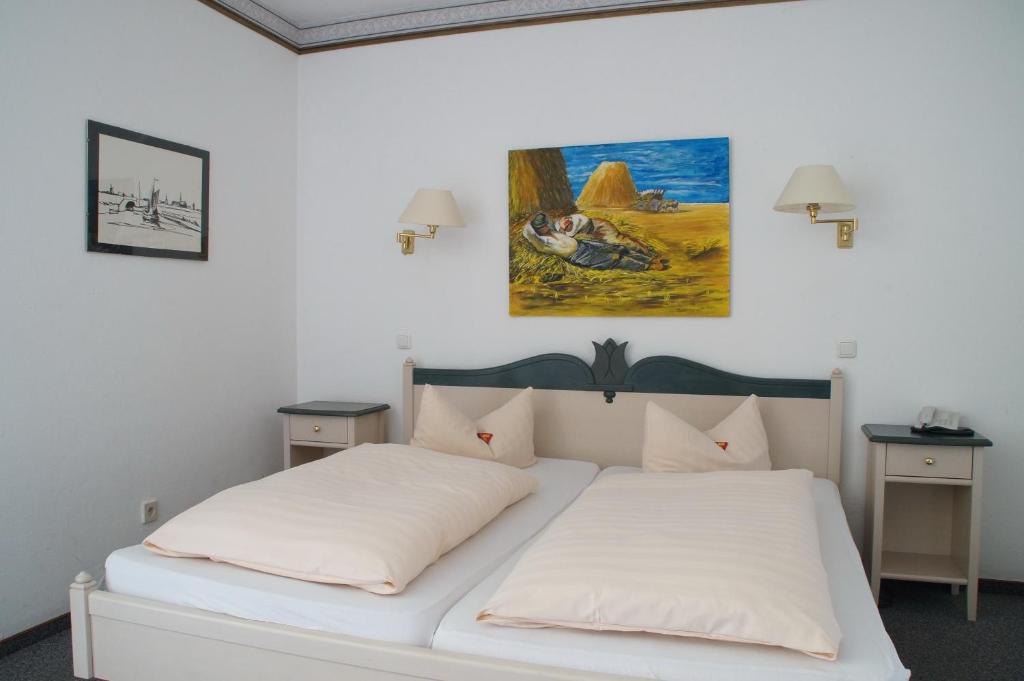 Postel nebo postele na pokoji v ubytování Hotel Harlesiel