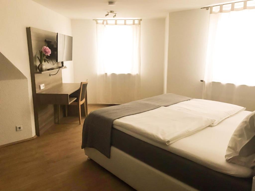 Postel nebo postele na pokoji v ubytování Hotel Langhans