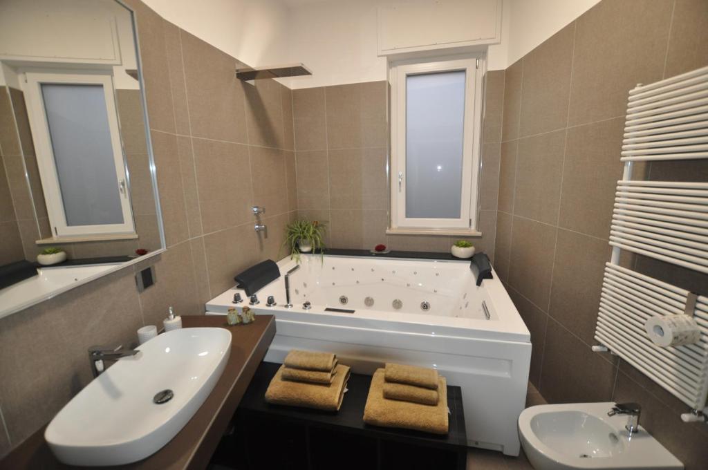 ein Badezimmer mit einer Badewanne, einem WC und einem Waschbecken in der Unterkunft LE DIMORE DELLA LUNA VIA LIGURIA 6 in Matera