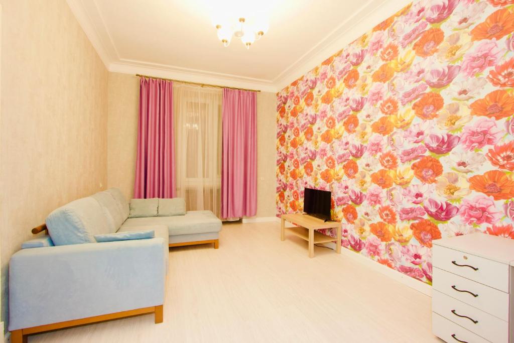 モスクワにあるKvartiraSvobodna - Апартаменты Белый Домの花の壁のリビングルーム