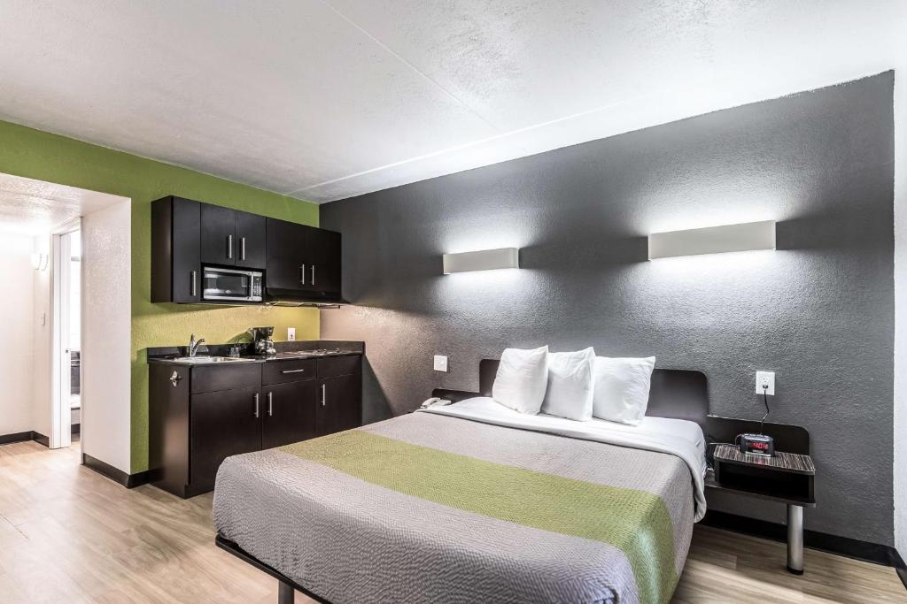 una camera d'albergo con letto e lavandino di Studio 6-Indianapolis, IN a Indianapolis