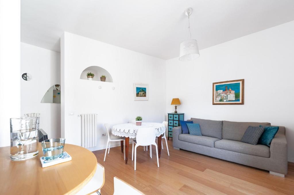 een woonkamer met een bank en een tafel bij Casa Fló in Salerno