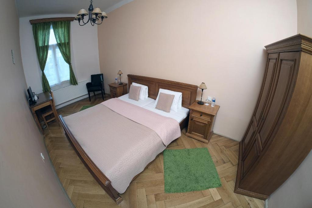 Postel nebo postele na pokoji v ubytování Vila U Varhanáře