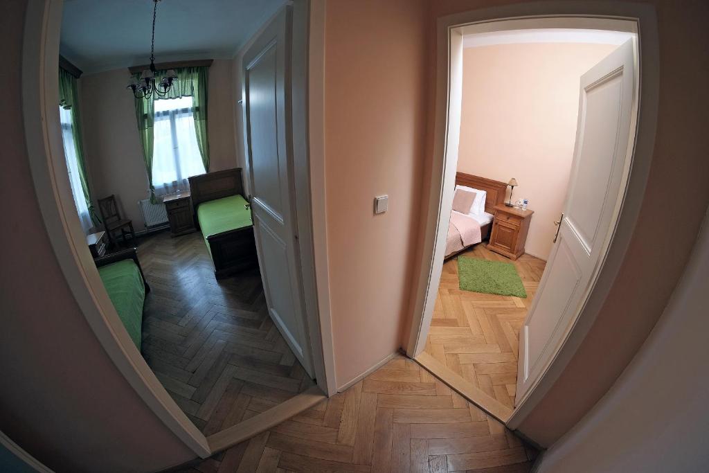 Postel nebo postele na pokoji v ubytování Vila U Varhanáře