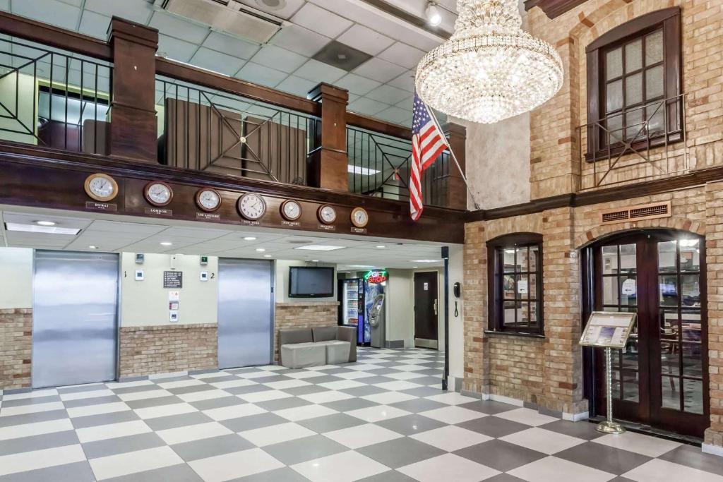 eine Lobby mit einem karierten Boden und einer Flagge in der Unterkunft Howard Johnson by Wyndham Newark Airport in Newark