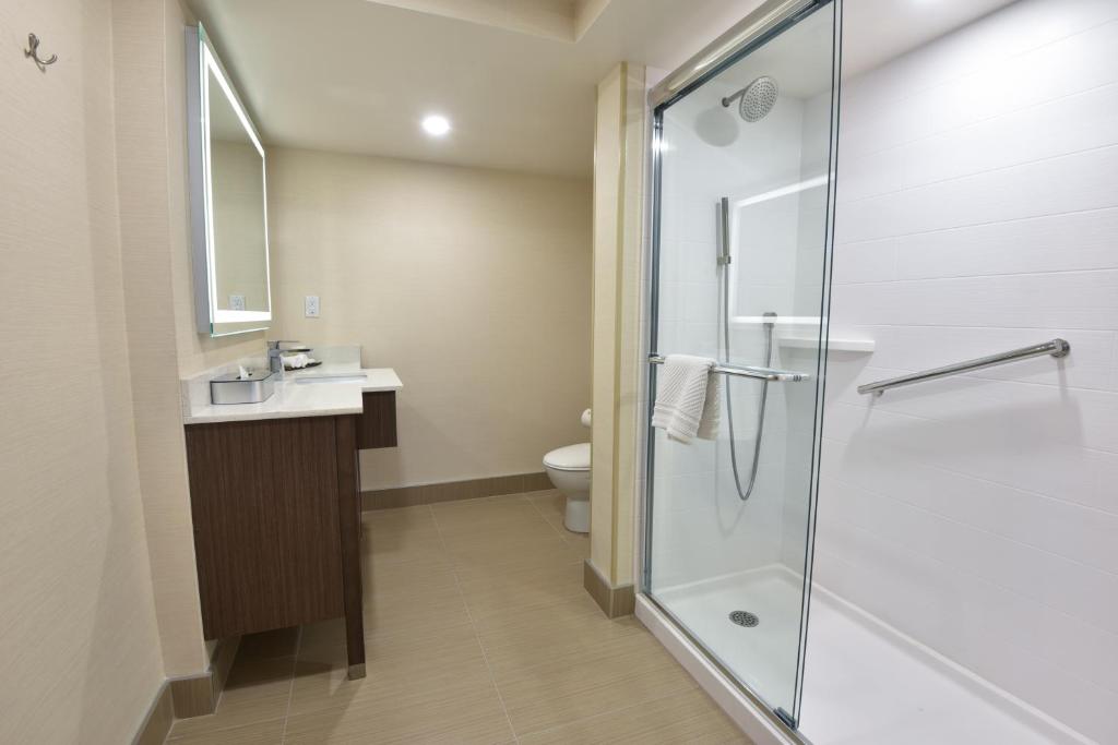 Un baño de Victoria Inn Hotel and Convention Center Winnipeg