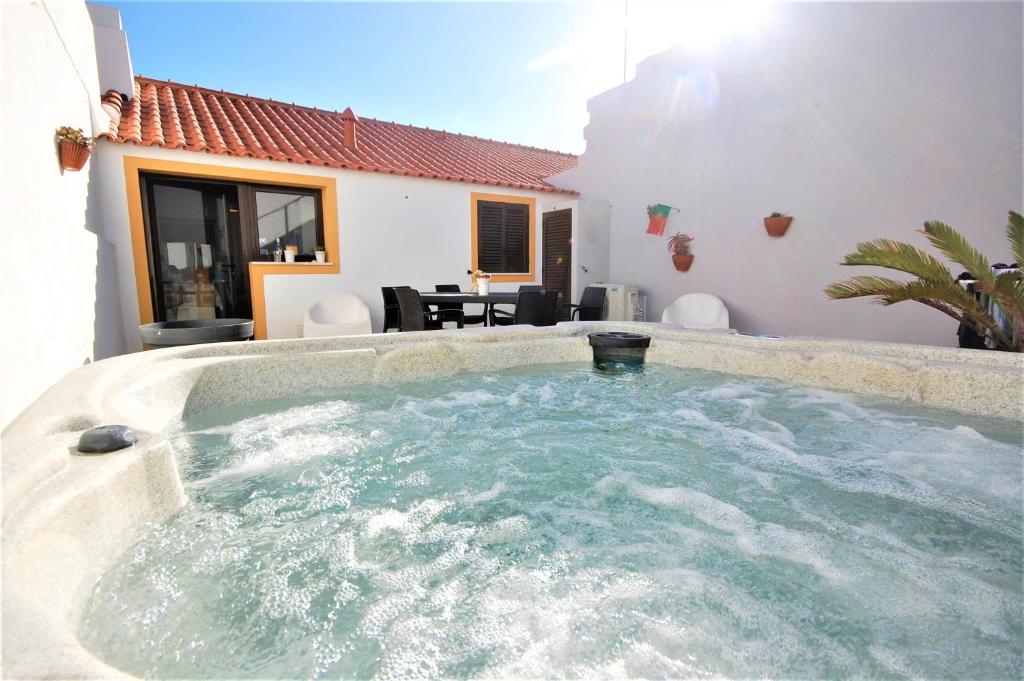 - un bain à remous dans l'arrière-cour d'une maison dans l'établissement Vila - Mar - Private outdoor Jacuzzi - wifi & airco - by bedzy, à Albufeira