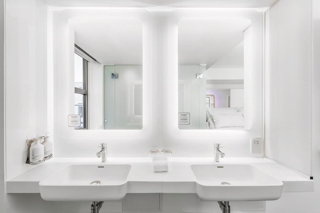 YOTEL Edinburgh - VIP King Suite View