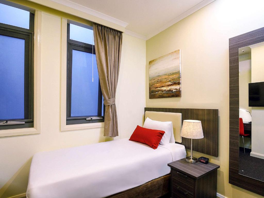 Postel nebo postele na pokoji v ubytování ibis Styles Kingsgate Hotel
