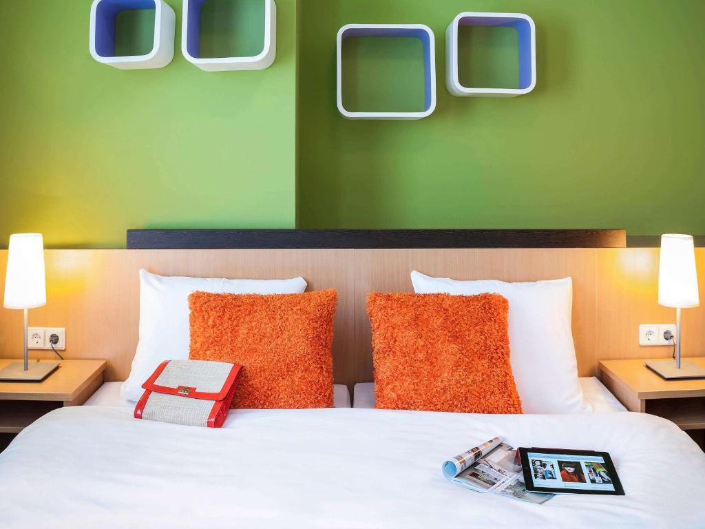 Ein Bett oder Betten in einem Zimmer der Unterkunft ibis Styles Berlin City Ost