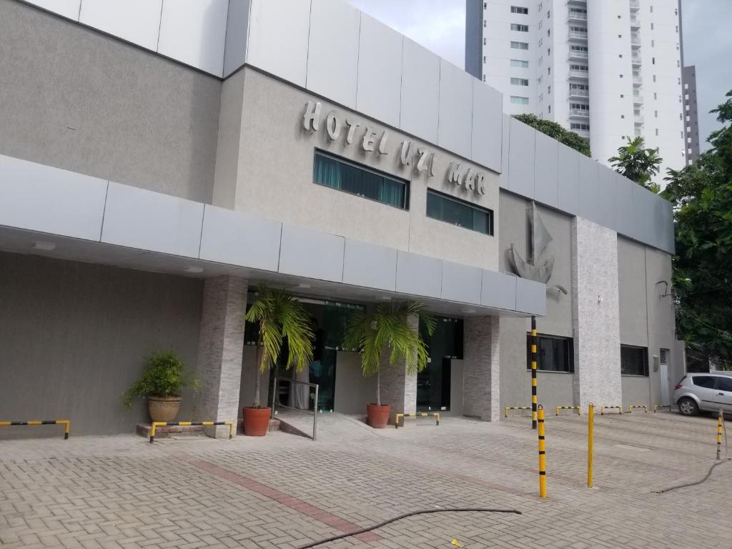 um edifício com uma placa que lê o nosso clube do hotel em Hotel Uzi Mar no Recife