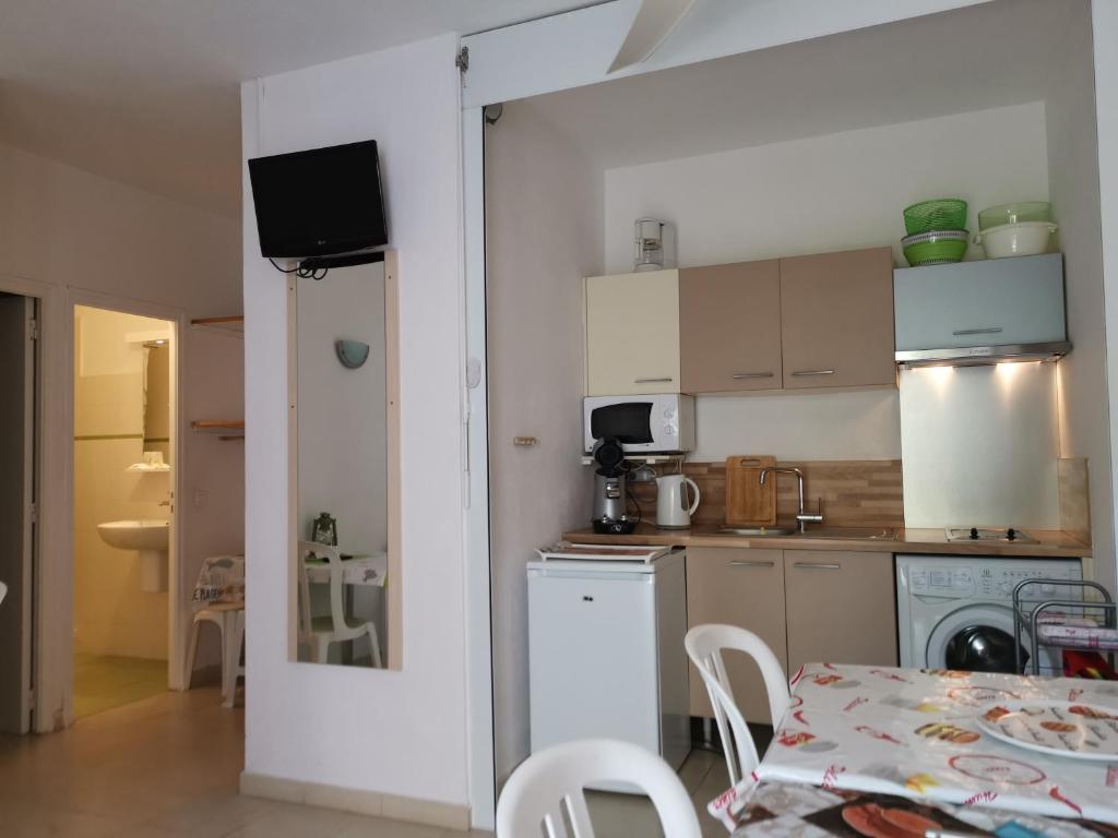 Kuchyň nebo kuchyňský kout v ubytování Hôtel Punta e Mare des Chambres ou des Appartements T2