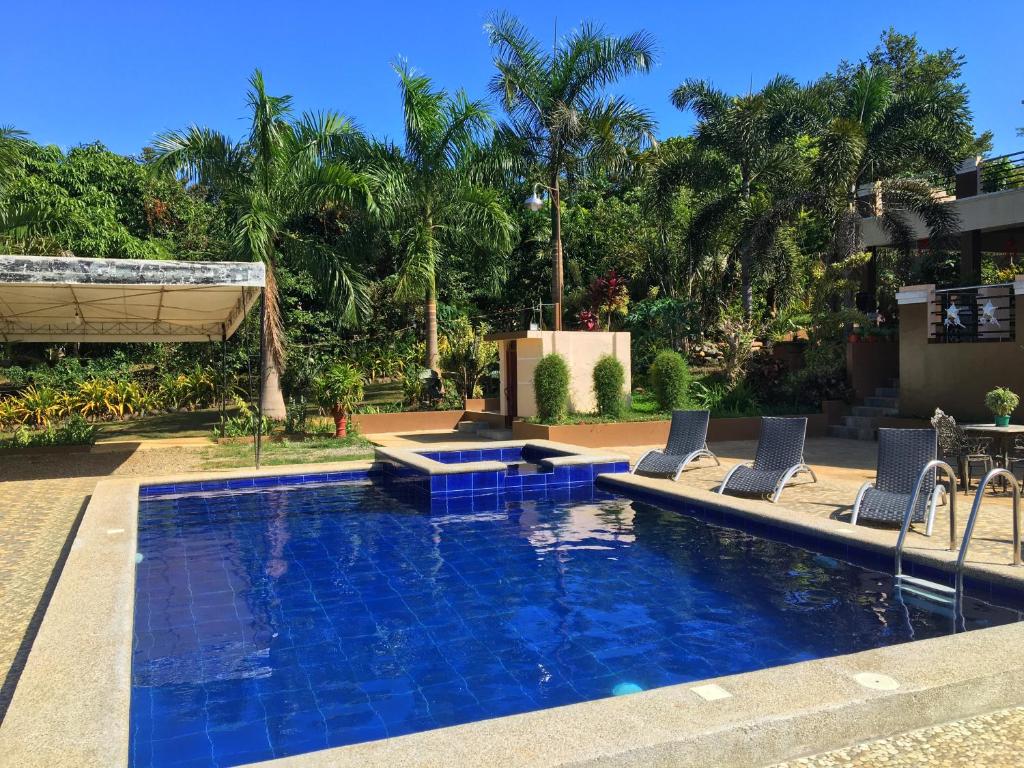 basen z niebieskimi płytkami na dziedzińcu w obiekcie Studio-Type Villa for 8pax + Pool(Exclusive) + Netflix + Wifi w mieście Puerto Princesa