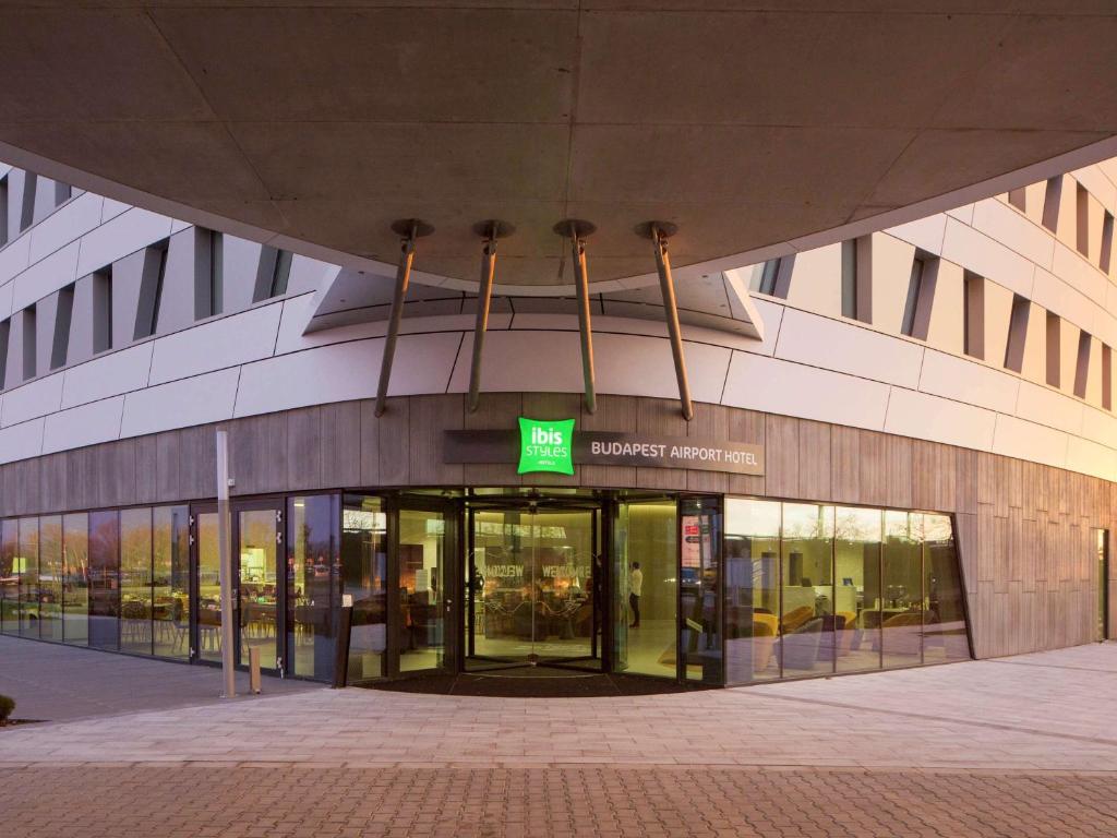 an entrance to a building with a revolving door at ibis Styles Budapest Airport in Vecsés