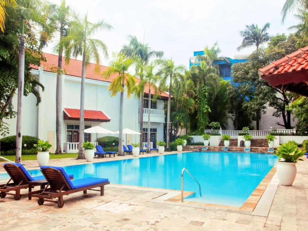 Bazén v ubytování Hotel Majapahit Surabaya MGallery nebo v jeho okolí