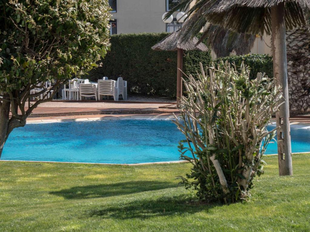 Bazén v ubytování ibis Styles Perpignan Canet En Roussillon nebo v jeho okolí