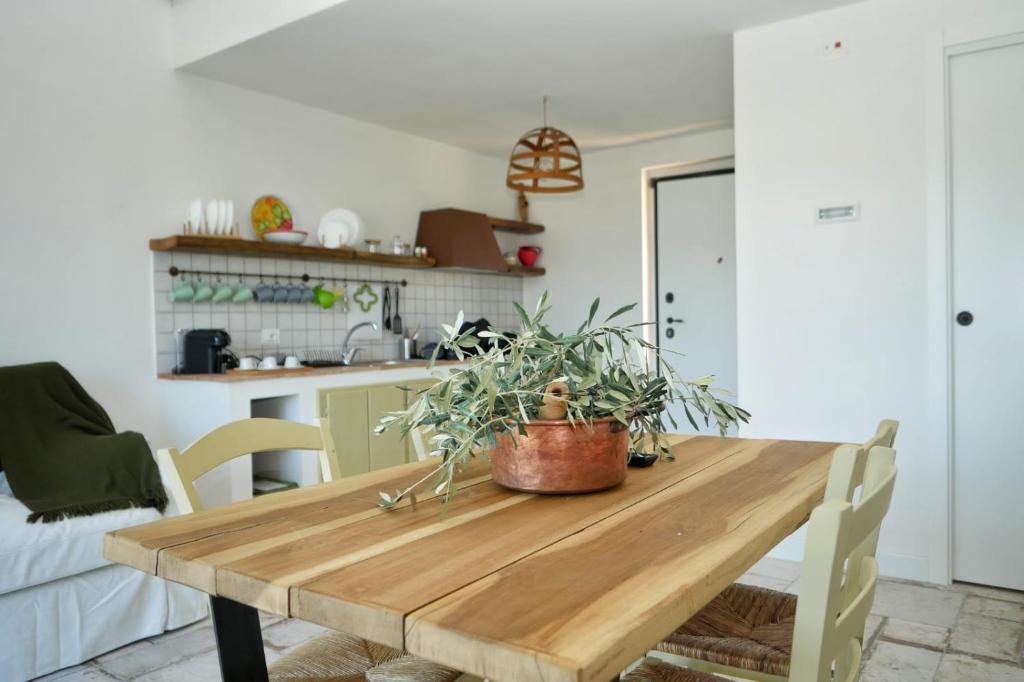 a dining room table with a potted plant on it at Le Rapacciole in Spoleto