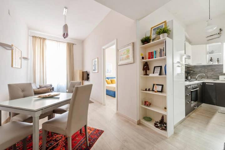 ローマにあるThe Prince Apartmentのキッチン、リビングルーム(テーブル、椅子付)