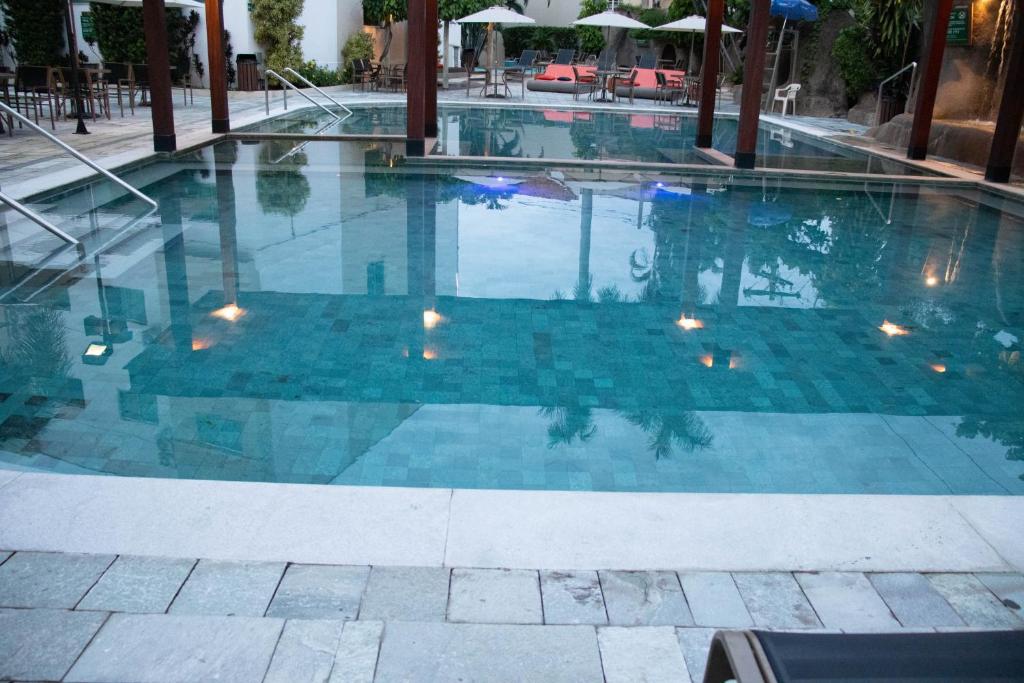 A piscina localizada em Hotel Morada do Sol ou nos arredores