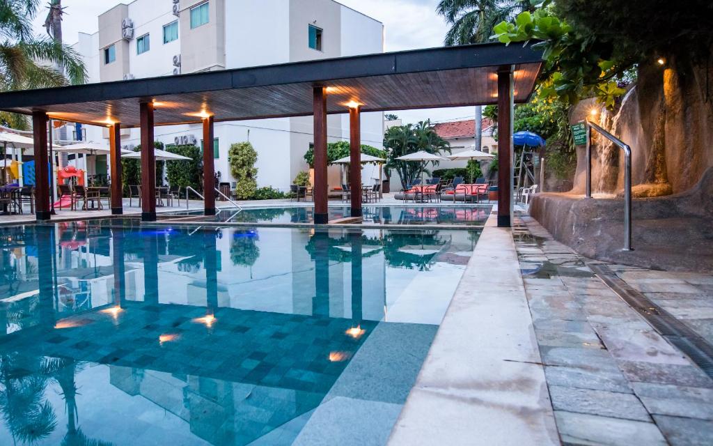 A piscina localizada em Hotel Morada do Sol ou nos arredores