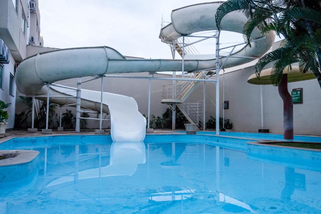 A piscina localizada em Hotel Morada do Sol ou nos arredores