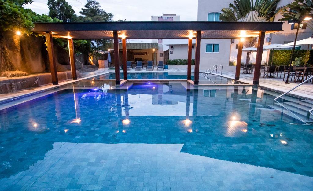 uma piscina com luzes numa casa em Hotel Morada do Sol em Caldas Novas