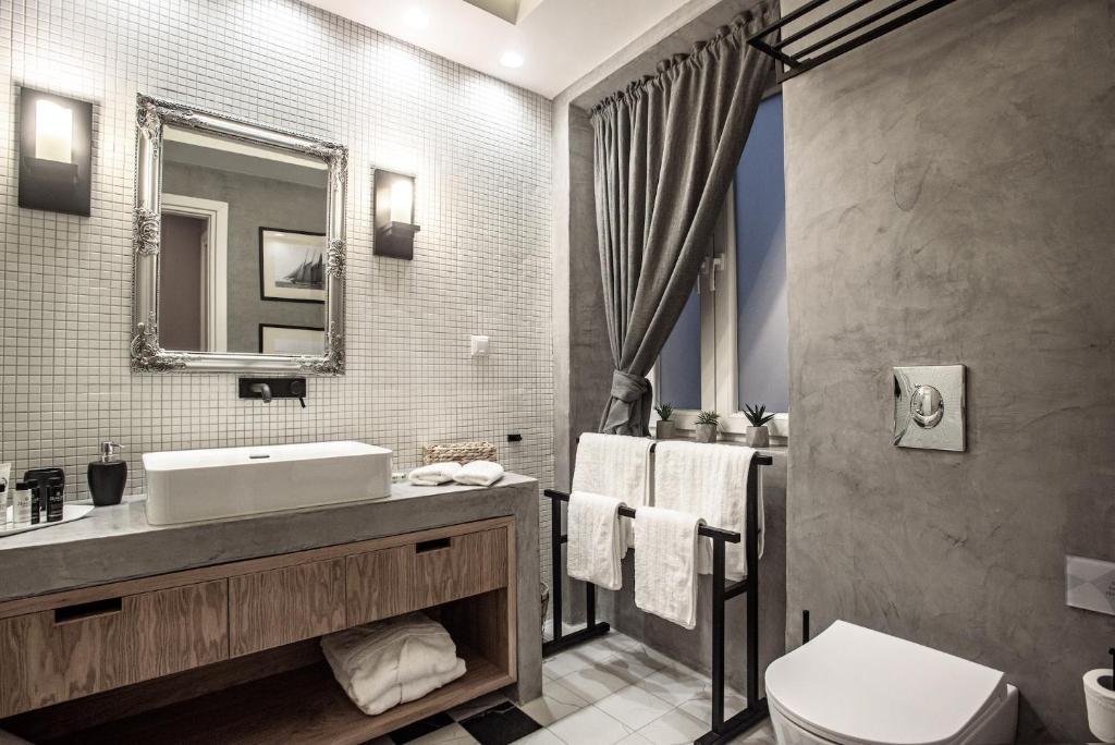 Kúpeľňa v ubytovaní Opus 5 Luxury Apartment in Liston Corfu