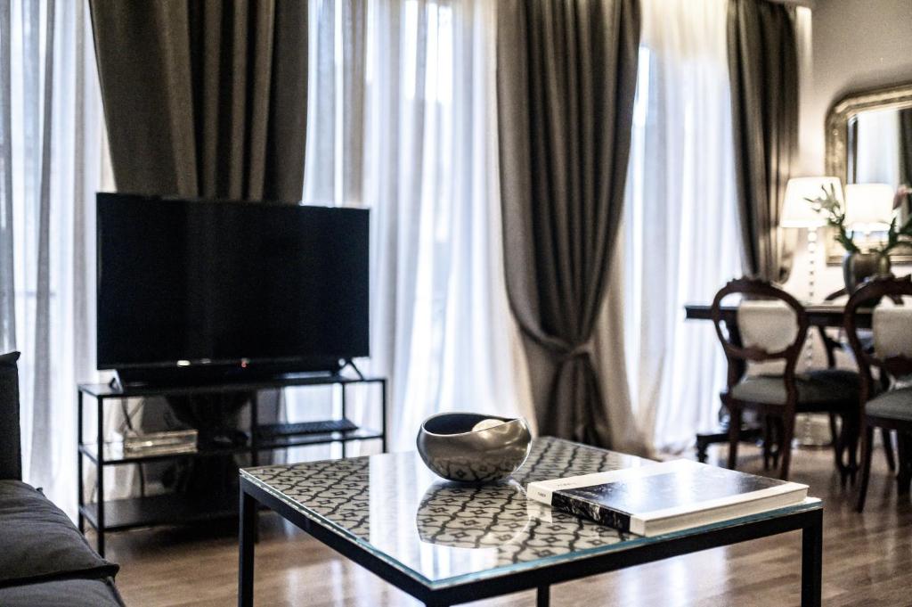 Televízia a/alebo spoločenská miestnosť v ubytovaní Opus 5 Luxury Apartment in Liston Corfu
