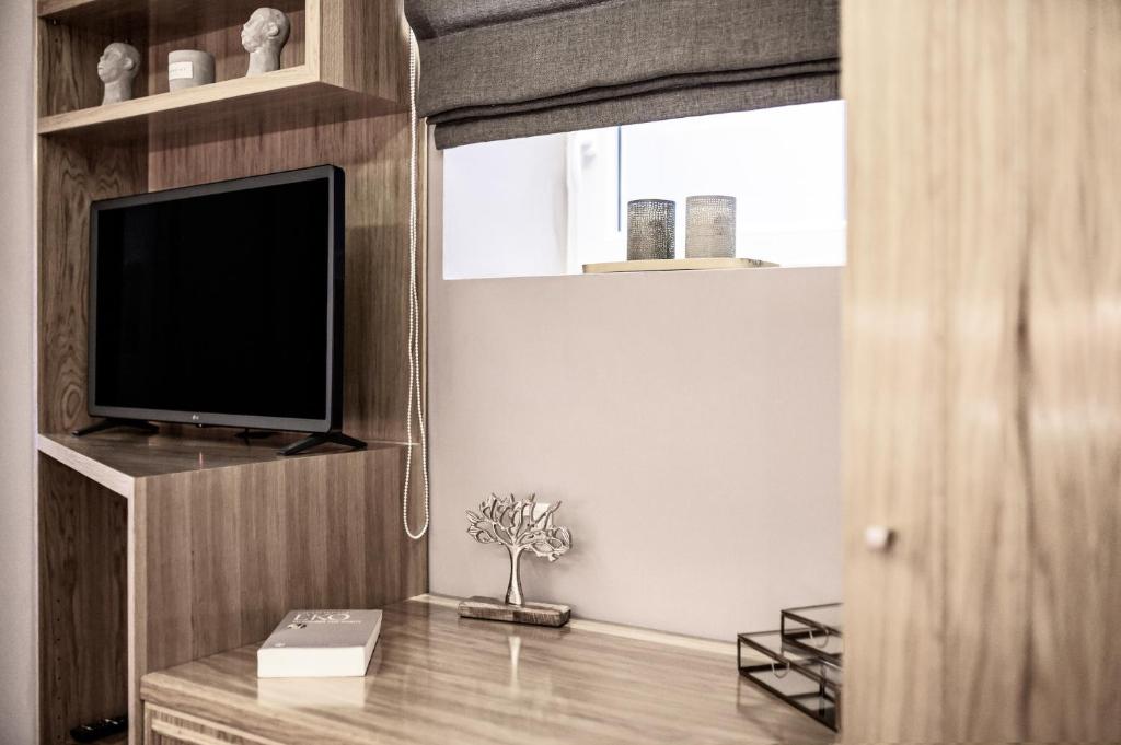 Televízia a/alebo spoločenská miestnosť v ubytovaní Opus 5 Luxury Apartment in Liston Corfu