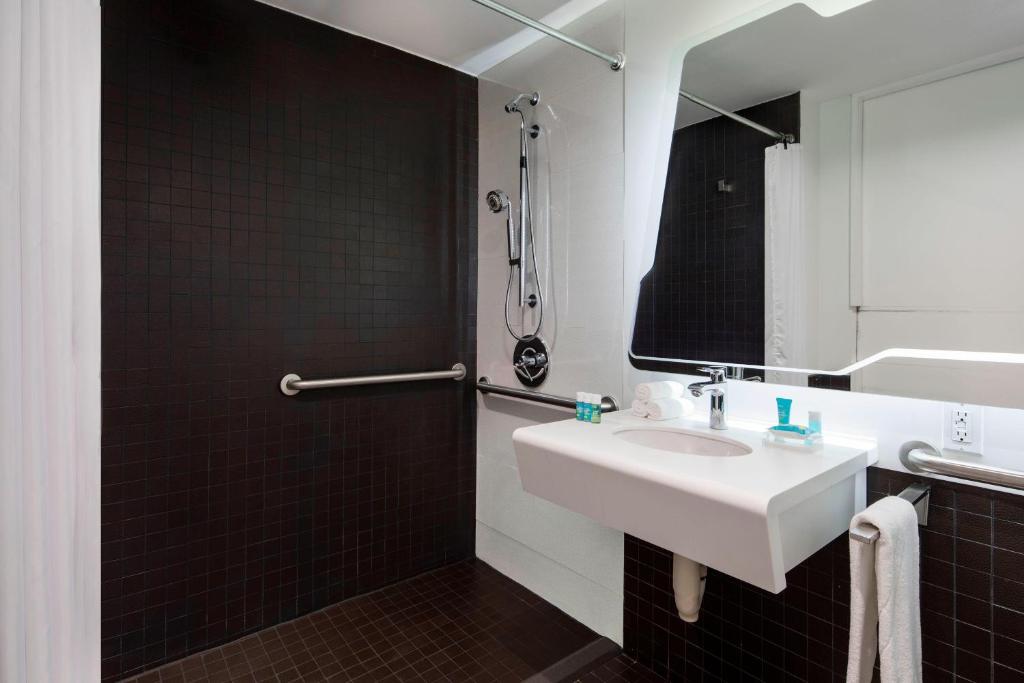 The Washington by LuxUrban - King Room With Roll-in Shower - Mobility Access/Non-Smoking