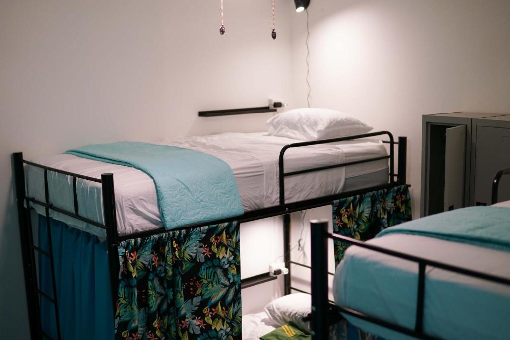 Postel nebo postele na pokoji v ubytování NATIVUS Art-Hostel