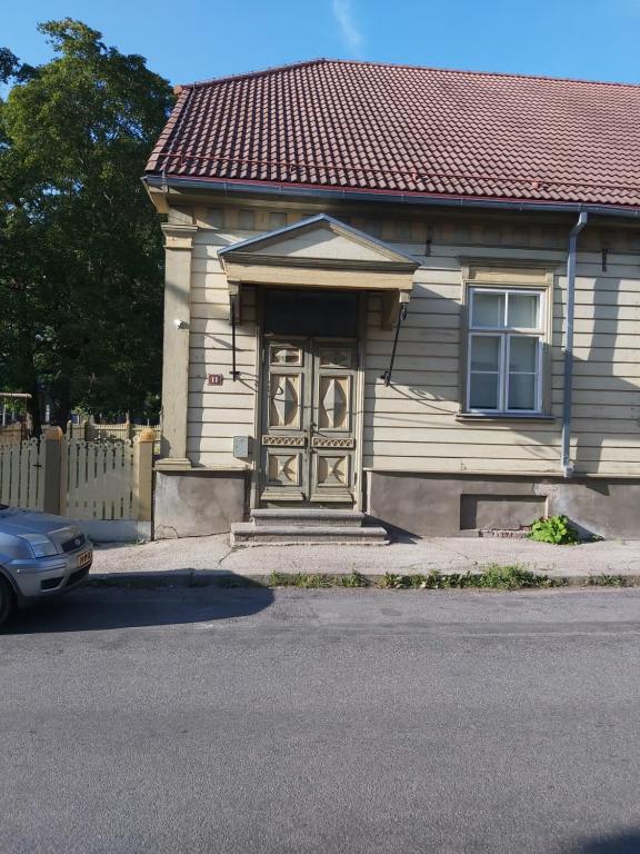 a house with a door on the side of a street at Kesklinna Apartement in Viljandi