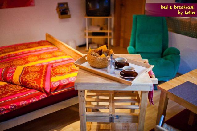 een woonkamer met een bed en een tafel met een tafel bij bed & breakfast filderstadt by heller in Filderstadt