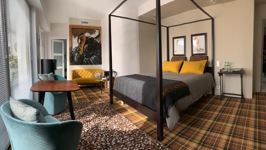 - une chambre avec un lit, une table et une chaise dans l'établissement Monts Dôme, à Clermont-Ferrand