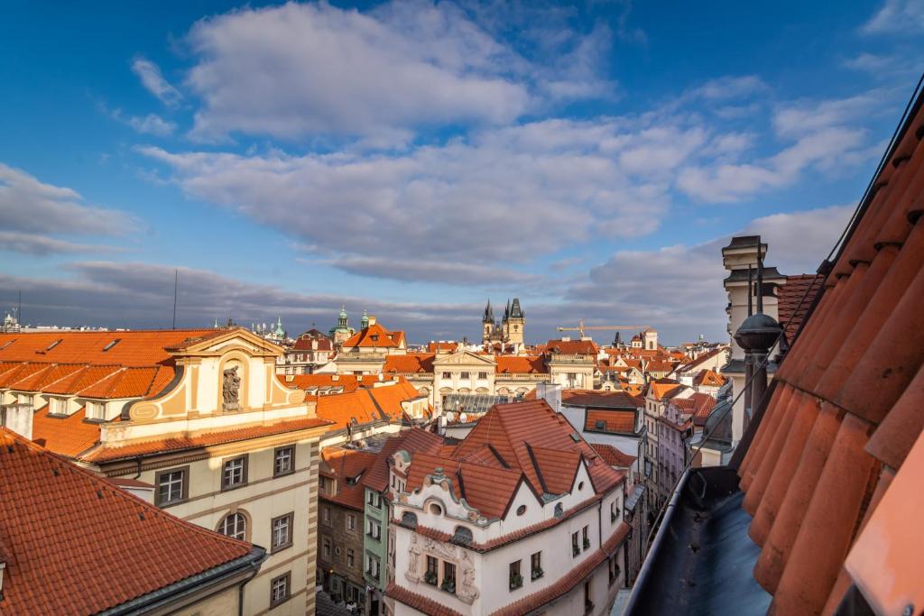 vistas a una ciudad con techos naranjas en Royal Road Residence, en Praga