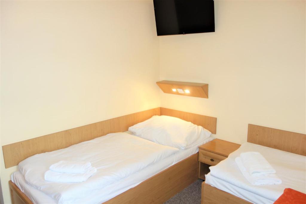 Łóżko lub łóżka w pokoju w obiekcie Hotel Zámeček