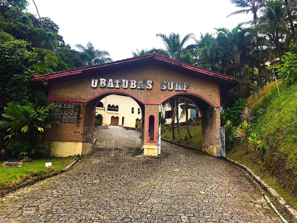 a building with a sign that reads ukuleles sun at Ubatuba's Surf hotel in Ubatuba